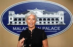 International Monetary Fund Managing Director Christine Lagarde gestures as she answers questions during a news briefing at the presidential palace in Manila November 16, 2012. (MNS photo)