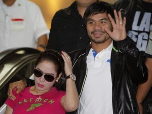 Filipino boxing icon Manny Pacquiao waves beside his wife Jinkee upon his arrival at the Ninoy Aquino International Airport in Manila December 12, 2012. (MNS photo)