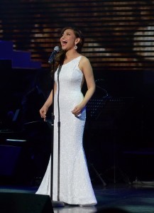 Lani_Misalucha_in_Oliver_Tolentino_for_finale_in_Manila_concert_Nov2012