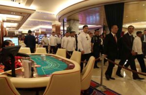 President Benigno S. Aquino and Solaire chairman and chief executive officer Enrique Razon, Jr. III tours and inspects the ground facilities of the Solaire Resort and Casino during the inauguration ceremony in No. 1 Solaire Boulevard, Entertainment City, Parañaque City on Saturday (March 16). The US$1 billion Solaire is set to become the Philippines’ premier integrated resort destination with premium gaming facilities. (MNS photo)