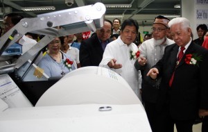 COMELEC Chairman Sixto Brillantes, Jr. (right) points Wednesday to the last of the 52 million plus ballots -- during the ceremonial printing -- for the May mid-term elections printed by the government's National printing Office. With him are Commissioner Elias R. Yusoph; PCOO Secretary Herminio Sonny B. Coloma; Commissioner Lucenito N. Tagle and Chairman Henrietta T. De Villa, co-founder of the Parish Pastoral Council for Responsible Voting. (MNS photo)