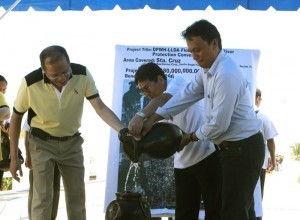 President Benigno S. Aquino III, assited by Laguna Lake Development Authority general manager and Presidential Adviser for Environmental Protection Neric Acosta and DPWH Region IV-A Director Engineer Huillio Belleza, leads the ceremonial launching of the Department of Public Works and Highways – Laguna Lake Development Authority Flood Control and River Protection Convergence Project in Barangay Santisima Cruz, Sta. Cruz, Laguna on Friday (April 05). The Php180-million project will benefit 17,896 residents from Barangays Santisima Cruz, Sto. Angel Central and Norte and Poblacion 3. (MNS photo)