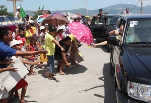 President Benigno S. Aquino III distributes baller bands to the crowd after leading the Ceremonial Launching of the Department of Public Works and Highways – Laguna Lake Development Authority (DPWH-LLDA) Flood Control and River Protection Convergence Project in Barangay Santisima Cruz, Sta. Cruz, Laguna on Friday (April 05, 2013). The Php180-million project will benefit 17,896 residents from Barangays Santisima Cruz, Sto. Angel Central and Norte and Poblacion 3. (Photo by: Ryan Lim / Malacañang Photo Bureau).