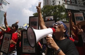 Filipino activists and overseas Filipino workers gesture as they chant slogans during a rally outside the premises of the Taipei Economic and Cultural Office (TECO) in Manila's Makati financial district May 22, 2013. Dozens of rallyists called on the Taiwanese government to ensure the safety and job security of tens of thousands of Filipinos working in Taiwan, according to a statement from a Filipino labor group. They also appealed to the Taiwanese people to refrain from using violence against Filipino workers who have nothing to do with the current political row between the two countries over the May 9, 2013 death of a Taiwanese fisherman in waters off the northern Philippines. (MNS photo)