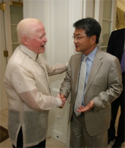 Ambassador Jose L. Cuisia Jr. welcomes United States Assistant Secretary of State Joseph Y. Yun to the Independence Day Reception of the Philippine Embassy at the Hay Adams Hotel in Washington, D.C. on Wednesday (Philippine Embassy Photo by Elmer G. Cato)