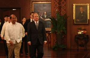 World Bank (WB) East Asia and Pacific vice president Axel van Trotsenburg is received by Budget and Management Secretary Florencio Abad upon arrival at the Reception Hall, Malacañan Palace for the Courtesy Call on Friday (July 12, 2013). (MNS Photo).