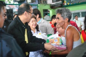 President Aquino leads the distribution of relief goods in an evacuation center in San Pedro, Laguna (MNS photo)