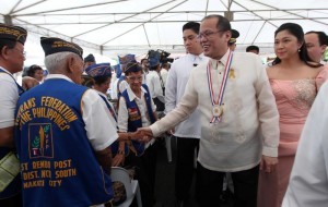 President Benigno S. Aquino III is surrounded by war veterans during the observance of the National Heroes Day at the Libingan ng mga Bayani, Fort Bonifacio in Taguig City on Monday (August 26). The National Heroes Day commemorates the beginning of the Filipinos fight for independence from Spain known as the “Cry of Pugad Lawin” led by Andres Bonifacio. In photo are Taguig City Mayor Laarni Lopez-Cayetano . (MNS photo)