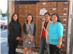 The above photos shows DTI Los Angeles Trade Representative Jojie Dinsay, Consul General Ma. Hellen Barber De La Vega, PHL Embassy Agriculture Attaché Dr. Josyfine Javelosa inspecting the banana shipment