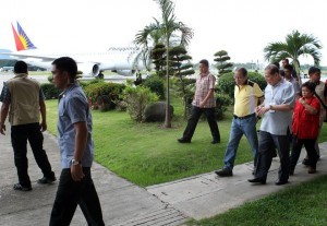 President Benigno S. Aquino III inspects the facilities of the Zamboanga City Airport on Thursday (September 19, 2013). The airport resumed operation Thursday after it was shut down at the start of the standoff between the Moro National Liberation Front (MNLF) and government forces last week.(MNS photo)