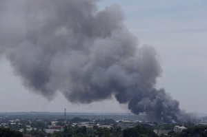 Smoke billows at the site of fighting between government soldiers and Muslim rebels of Moro National Liberation Front (MNLF) in Zamboanga city in southern Philippines September 18, 2013. Police said about 80 percent of the city was retaken and rebels contained in two villages, while death toll in fighting reached 106 people and displaced around 109,000.(MNS photo)