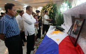 President Benigno S. Aquino III offers prayers before the remains of slain soldier 1st Lt. Francis Damian at Camp General Emilio Aguinaldo in Quezon City on Thursday (September 26). The fallen Philippine Army Scout Ranger officer was killed during the standoff between the Moro National Liberation Front (MNLF) Misuari-faction and government forces. Damian is a member of the Philippine Military Academy (PMA) Maragtas Class of 2007. (MNS photo)