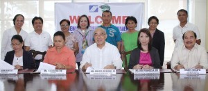 Front row are SSS President and Chief Executive Officer Emilio de Quiros, Jr. (center) and BCBMPC Chairperson Magalina Tiu (2nd from left) along with (from left) BCBMPC General Manager Luxmi Auxillo, SSS Senior Vice President for Accounts Management Judy Frances See and SSS Executive Vice President for Investments Edgar Solilapsi. At the back are SSS Cooperatives and Informal Sector Department Head Nora Mercado (left) and SSS Vice President for Public Affairs and Special Events Marissu Bugante (4th from left) with top BCBMPC officials.