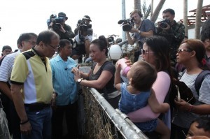 President Benigno S. Aquino III personally check the condition of the families displaced by Super Typhoon Yolanda (Hainan) at the evacuation center during his visit to the province of Leyte to assess the extent of damage in the area on Sunday (November 10). Typhoon Yolanda, the world's most poerful typhoon in 2013. (MNS photo)