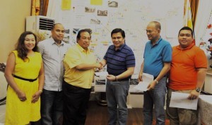 MANILA SENDS AID TO BOHOL. The City of Manila led by Mayor Joseph Estrada, represented by his son Senator Jinggoy Ejercito Estrada and Manila City Administrator Simeon Garcia, Jr. (second from right), sends financial donation to the earthquake-devastated province of Bohol. The donation was received by Governor Edgardo Chatto last October 27 during Sen. Estrada’s visit to the province for another relief operation. Also seen in the photo (from left) are Balilihan Vice Mayor Maria Pureza Chatto, Cong. Erico Aris Aumentado and Provincial Administrator Alfonso Damalerio. (MNS photo)