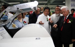 COMELEC Chairman Sixto Brillantes, Jr. (right) points Wednesday to the last of the 52 million plus ballots — during the ceremonial printing — for the May mid-term elections printed by the government’s National printing Office. With him are Commissioner Elias R. Yusoph; PCOO Secretary Herminio Sonny B. Coloma; Commissioner Lucenito N. Tagle and Chairman Henrietta T. De Villa, co-founder of the Parish Pastoral Council for Responsible Voting. (MNS photo)