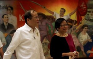 President Benigno S. Aquino III, accompanied by Labor and Employment Secretary Rosalinda Dimapilis-Baldoz, arrives for the Pre-Labor Day Dialogue at the Heroes Hall of the Malacañan Palace on Tuesday (April 30). The conduct of Pre-Labor Day Dialogue is pursuant to the 22-point Labor and Employment Agenda of President Aquino, which essentially consists of among others, the following directives: promote not only the constitutionally protected rights of workers but also their right to participate in the policymaking process; and work with the private and labor sector to strengthen tripartite cooperation and promote industrial peace. (MNS photo)