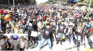 Bikers organizations gathered at North Avenue Elliptical Road in Quezon City' Sunday (January 26) to make noise barrages to express aloud their right' in four major cities in Metro Manila in opposing the "Plate No. Vest and No Back Ride" being eyed by authorities, pointing out that 'police visibility' is the solution to the crime activities in Metro involving bikers with back ride.' They insist they are not 'criminals as they have license to drive' since the plate number is for registered vehicles.(MNS photo)