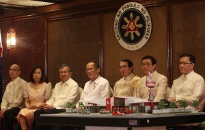President Benigno S. Aquino III graces the Jollibee’s Twin Milestone Celebration at the Heroes Hall of Malacañan Palace on Tuesday (March 11). The Philippine’s leading fast-food chain continues to expand its reach here and abroad. It recently celebrated two important milestones in its store expansion efforts – the opening of Jollibee’s 800th store in the Philippines in Malaybalay City, Bukidnon and its 100th international store in Jubail, Kingdom of Saudi Arabia. Also in photo are Corporate Real Estate vice president William Tan Untiong, Jollibee Group Foundation president Grace Tan Caktiong, Trade and Industry Secretary Gregory Domingo, JFC chairman and chief executive officer Tony Tan Caktiong, JFC chief operating officer Ernesto Tanmantiong and Jollibee Philippines president Joseph Tanbuntiong. (MNS photo)