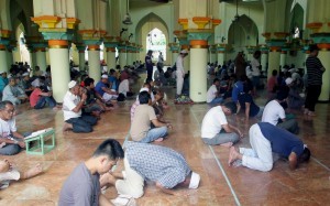 Filipino Muslims gather at the Quiapo Mosque in Manila on Sunday (June 29, 2014) to mark the start of Ramadan, a time for spiritual reflection. During the month of Ramadan, Muslims are required to abstain from eating, fasting, smoking and sex from dawn to dusk. (MNS photo)